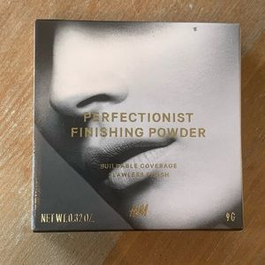 H&M perfectionist finishing powder in Honey. Buildable coverage.